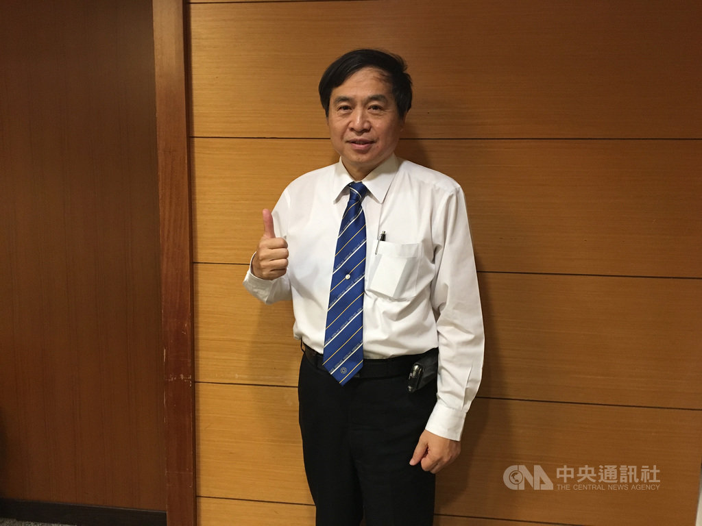 台船董事長鄭文隆宣布自8月1日起自願放棄所有本薪,僅領2萬3800元國家法定基本工資,直到台船轉虧為盈後再恢復薪水。中央社記者蔡芃敏攝 109年7月30日