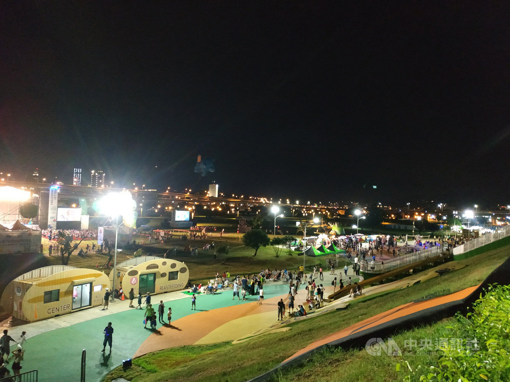 新北大都會公園「熊猴森樂園」遊具多元頗受親子歡迎,由於近來天氣炎熱且午後常有雷陣雨,多數民眾都選擇傍晚後天氣涼爽再來玩,市府決定從31日起將夜間關燈時間延後至晚間11時。(水利局提供)中央社記者王鴻國傳真 109年7月30日