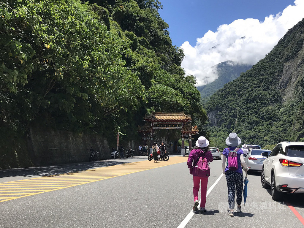 花蓮縣政府統計,暑假到來,7月15日至25日花蓮各景點累積逾82萬人次造訪,其中以太魯閣國家公園排名居冠;太魯閣國家公園管理處指出,暑期入園人數累積超過24萬人。中央社記者張祈攝 109年7月30日