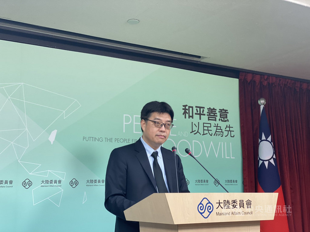 大陸委員會今天下午舉行例行記者會,對於前陸委會主委賴幸媛披露與陸方有秘密溝通管道,陸委會發言人邱垂正表示,公務員有絕對保守政府機關機密的義務,退職後亦同,若違反恐涉及國家機密保護法、刑法等相關規定。中央社記者賴言曦攝 109年7月30日