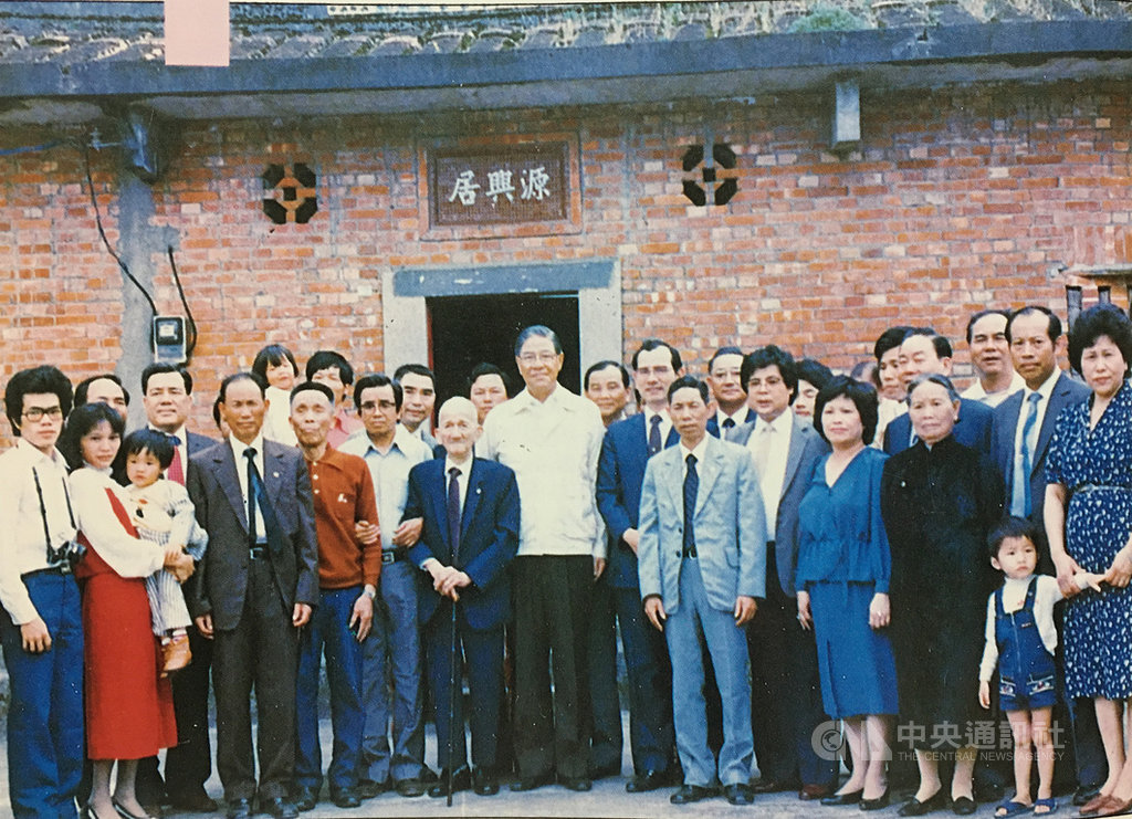 前總統李登輝(中白衣者)出身新北市三芝區,他擔任公職後常回祖厝「源興居」探望鄉親,於總統任內,每年春節大年初一也都會回故鄉發放紅包。(新北市政府提供)中央社記者黃旭昇新北市傳真 109年7月30日