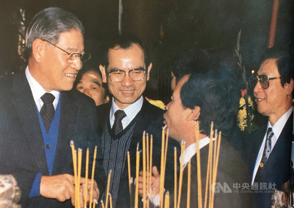 前總統李登輝(前左)於民國77年繼任中華民國第7任總統,展開10多年的總統職涯。圖為李登輝在77年3月與時任台北縣長林豐正(前左2)赴廟宇祈福。(新北市政府提供)中央社記者黃旭昇新北市傳真 109年7月30日