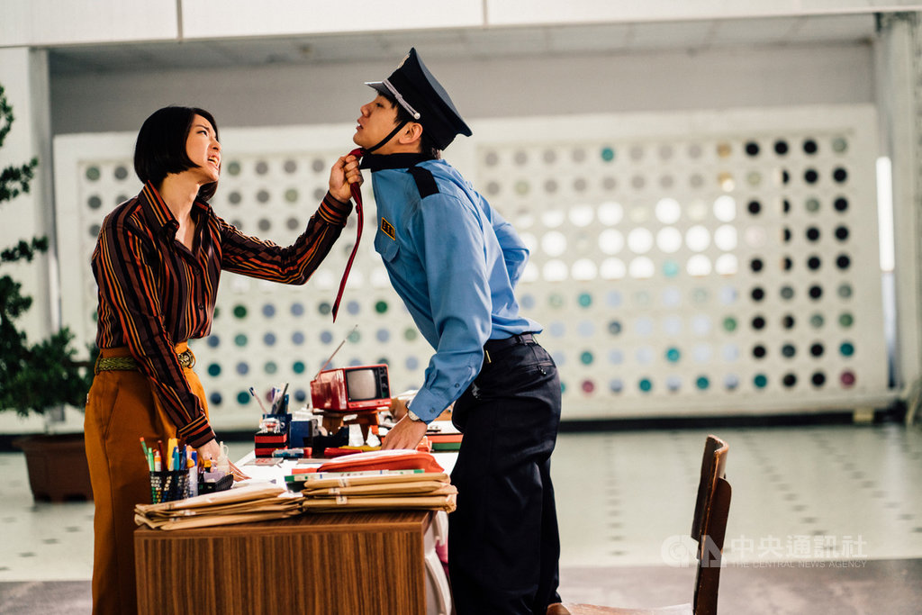 台灣黑色喜劇電影「逃出立法院」挑戰活屍題材,演員禾浩辰(右)詮釋警衛一角,與飾演易怒「立法院學姊」的賴雅妍(左)在片中有多場對手戲。(華映娛樂提供)中央社記者王心妤傳真 109年7月30日