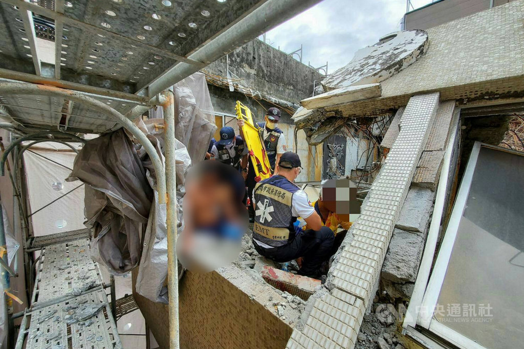 高雄市苓雅區中正二路一處正在進行翻修工程的大樓,30日上午8樓牆面突然倒塌,2名工人閃躲而跌傷,事故發生原因,有待進一步釐清。(讀者提供)中央社記者陳朝福高雄傳真 109年7月30日