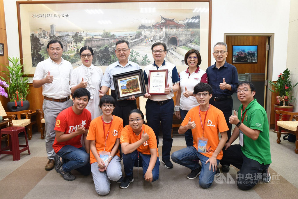 台北醫學大學楓杏醫療服務隊30日起展開澎湖離偏鄉的巡迴義診,澎湖縣長賴峰偉(後左3)感謝醫療服務隊連續10年至澎湖巡迴義診,並代表致贈感謝狀。中央社 109年7月30日
