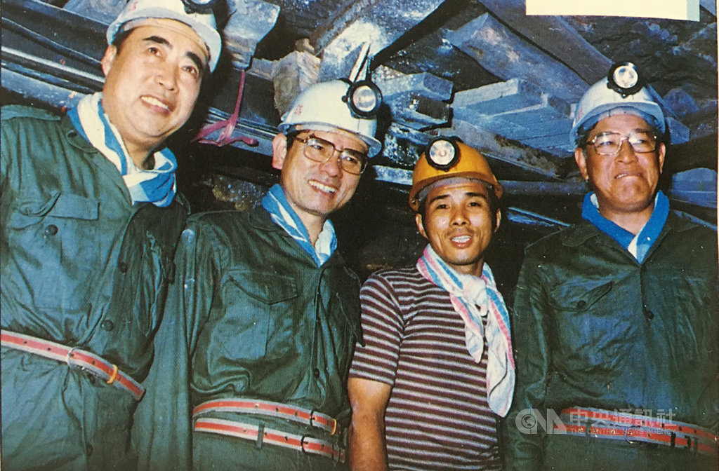 前總統李登輝(右)曾在台灣省主席任內,由時任台北縣長林豐正(左2)等人陪同,深入位於新北市瑞芳區的瑞三煤礦礦坑體驗採煤並留影。(新北市政府提供)中央社記者黃旭昇新北市傳真 109年7月30日
