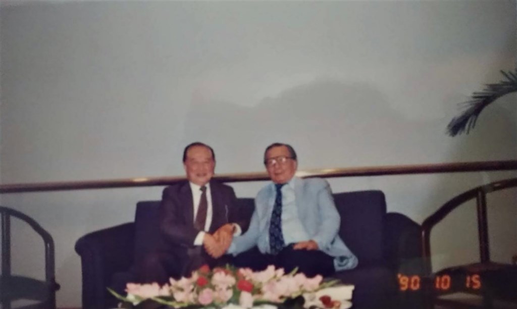 香港資深報人卜少夫(右)擔任「長流計畫」中間人時,曾於1990年10月赴上海和時任中共中央顧問委員會委員的汪道涵(左)會晤。隔年,汪道涵出任海峽兩岸關係協會(海協會)首任會長,成為兩岸交流要角。(消息人士提供)中央社 109年7月30日