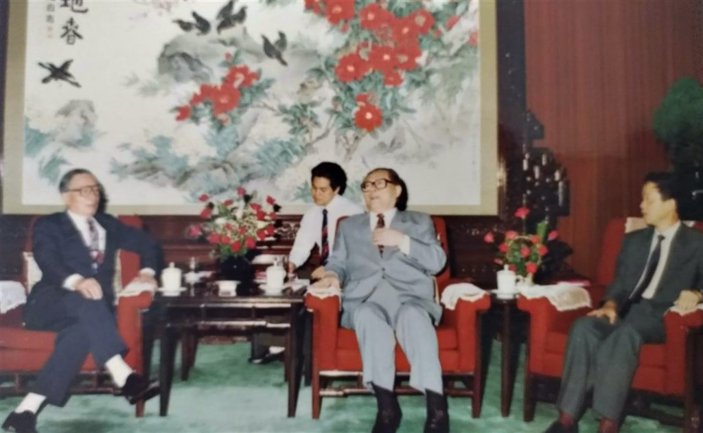 香港資深報人卜少夫(左)擔任「長流計畫」中間人期間,曾於1992年6月赴北京中南海,和時任中共總書記的江澤民(中)會晤。「長流計畫」是當年試圖降低兩岸敵意、促進交往的行動之一。(消息人士提供)中央社 109年7月30日