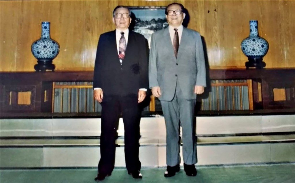 外傳前總統李登輝1990年代主政期間,兩岸曾派出密使在香港會晤。消息人士透露,同期還有一個名為「長流計畫」的行動,也試圖促進兩岸交往、降低敵意,而香港資深報人卜少夫曾擔任計畫的中間人。圖為1992年6月卜少夫(左)赴北京中南海,和時任中共總書記的江澤民會面留影。(消息人士提供)中央社 109年7月30日
