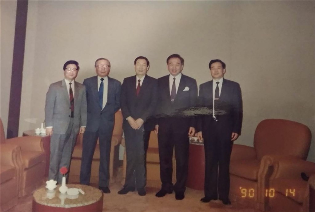 香港資深報人卜少夫擔任「長流計畫」中間人時,曾於1990年10月赴上海和時任上海市委書記、後來升至中國國務院總理的朱鎔基會見。圖為當時卜少夫(左二)和朱鎔基(中)合影。已故的中國國務院前副總理、時任上海市長的黃菊(左一)也位列其中。(消息人士提供)中央社 109年7月30日