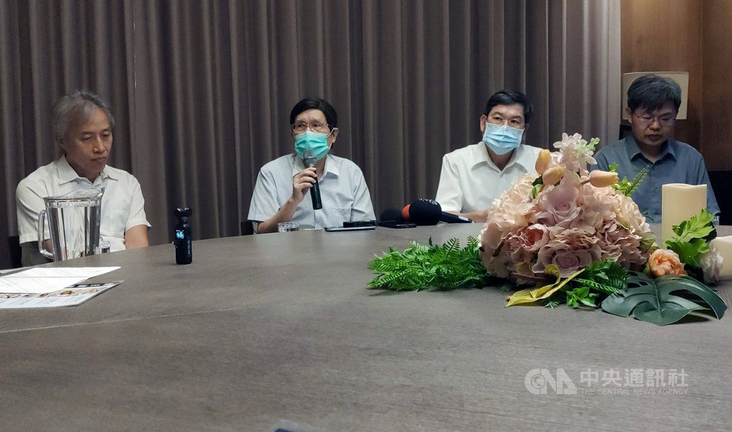 台東縣醫師公會理事長朱建銘(左2)30日舉行記者會,蘭嶼衛生所醫師黃京葦透過電話表示,希望蘭嶼鄉長夏曼.迦拉牧為日前在他的妻舅受傷後送風波中,不尊重醫療專業的言論行徑致歉。中央社記者盧太城台東攝 109年7月30日