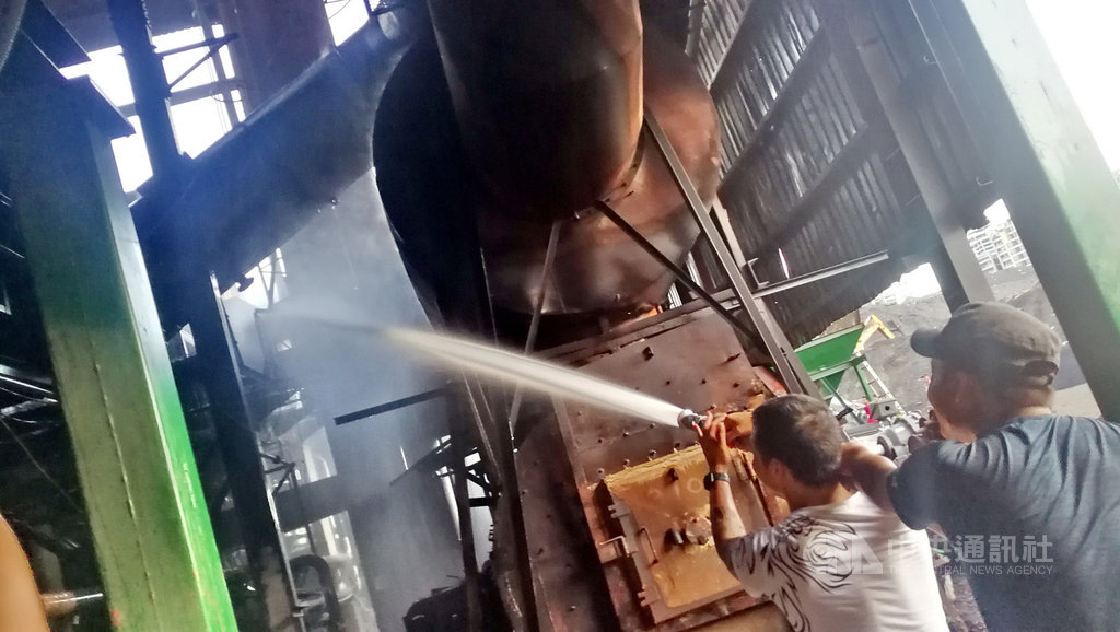 新北市汐止區一處瀝青廠29日因操作不當,導致濃煙陣陣,釀空氣污染,儘管廠方立即啟動灑水機制滅火降溫,但未即時向環保局報備,已違反空氣污染防制法,市府依法告發並要求改善後才可恢復運轉。(新北市環保局提供)中央社記者黃旭昇新北市傳真 109年7月30日