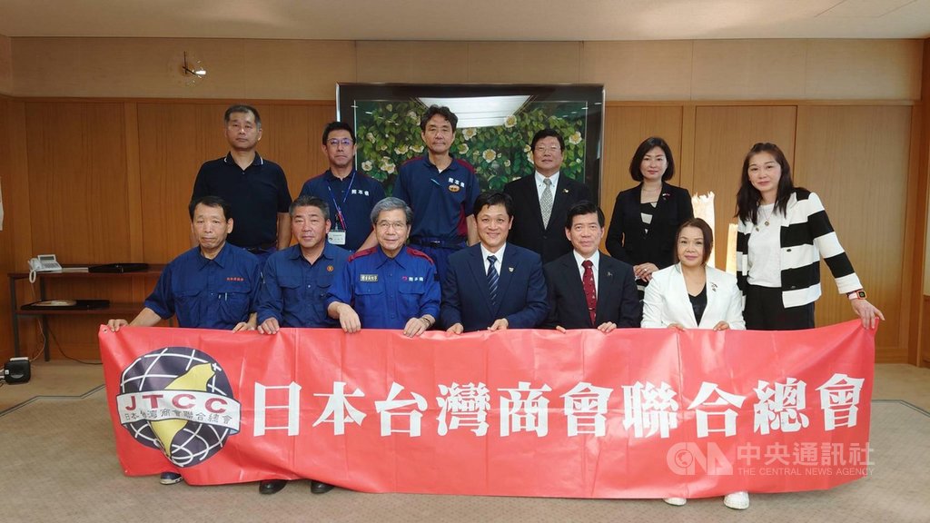 7月初日本九州豪雨成災,熊本縣災情最慘,日本台灣商會聯合總會會長陳五福日前在駐日官員陪同下到熊本縣政府捐贈100萬日圓善款,由熊本縣知事蒲島郁夫親自接待。(日本台灣商會聯合總會提供)中央社記者楊明珠東京傳真 109年7月30日