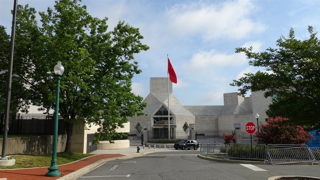 「華盛頓時報」引述美國國務院高層官員透露,川普政府準備要求中國大幅減少派駐美國的外交人員,減至與美國駐中的對等人數。圖為位於華府的中國大使館。(中央社檔案照片)