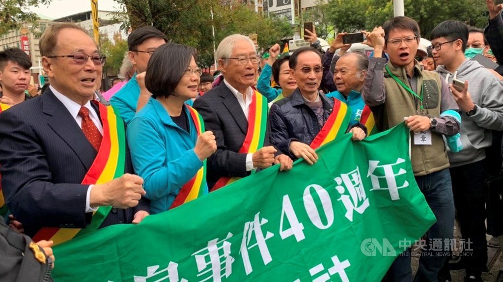 總統府資政黃崑虎(前左3)長年致力於推動台灣文化主體意識,促進台灣和國際城市交流,獲選為第9屆台南文化獎得主。圖前左2為總統蔡英文。(台南市政府提供)中央社記者張榮祥台南傳真 109年7月30日