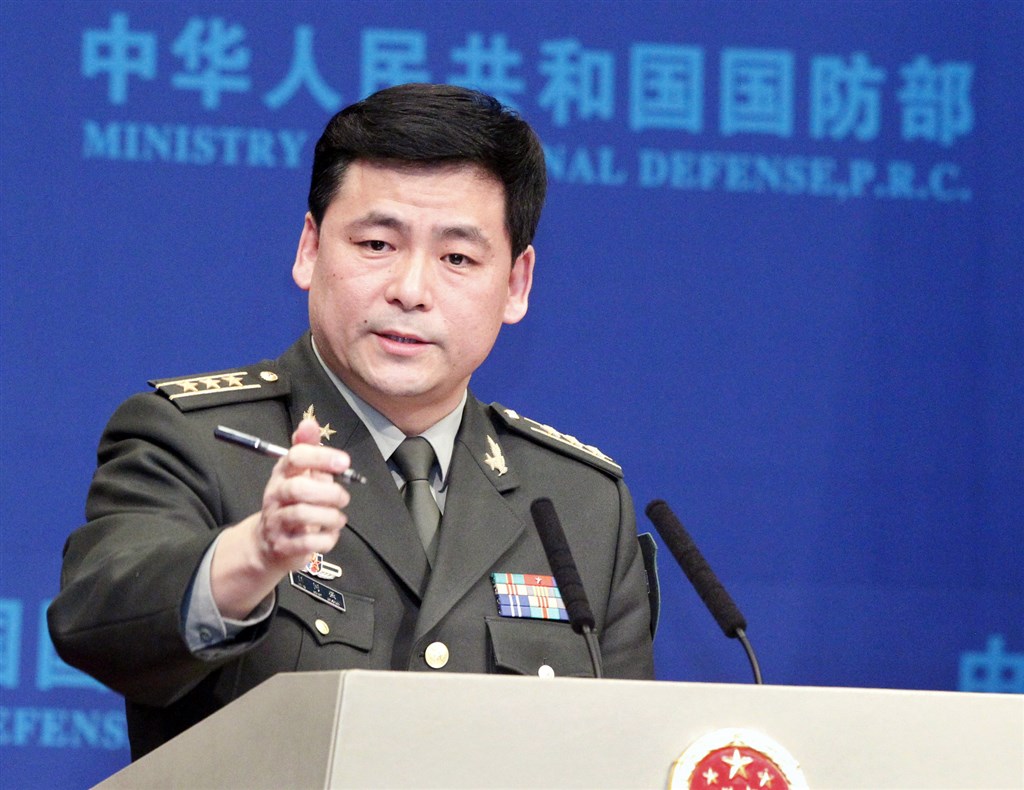 中國國防部發言人任國強(圖)30日主動宣布,中共解放軍南部戰區海軍航空兵日前在南海出動新型轟炸機,展開「高強度訓練」。(中新社)