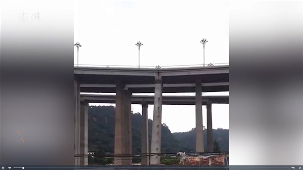 通車僅3個月的中國四川省宜濱五糧液機場東連接線有高架橋墩柱出現明顯傾斜,當局29日深夜發布公告,決定全線封閉交通管制、排查隱患。(圖取自澎湃新聞網頁thepaper.cn)