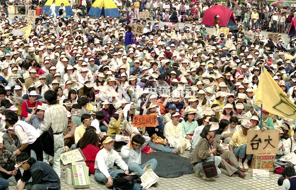 1990年國代延任案引發青年學子不滿發起抗議行動，後來演變成集結於中正紀念堂的「野百合學運」。圖為學生在廣場設置「李登輝席」，邀時任總統李登輝和學生坐在一起。（中央社檔案照片）