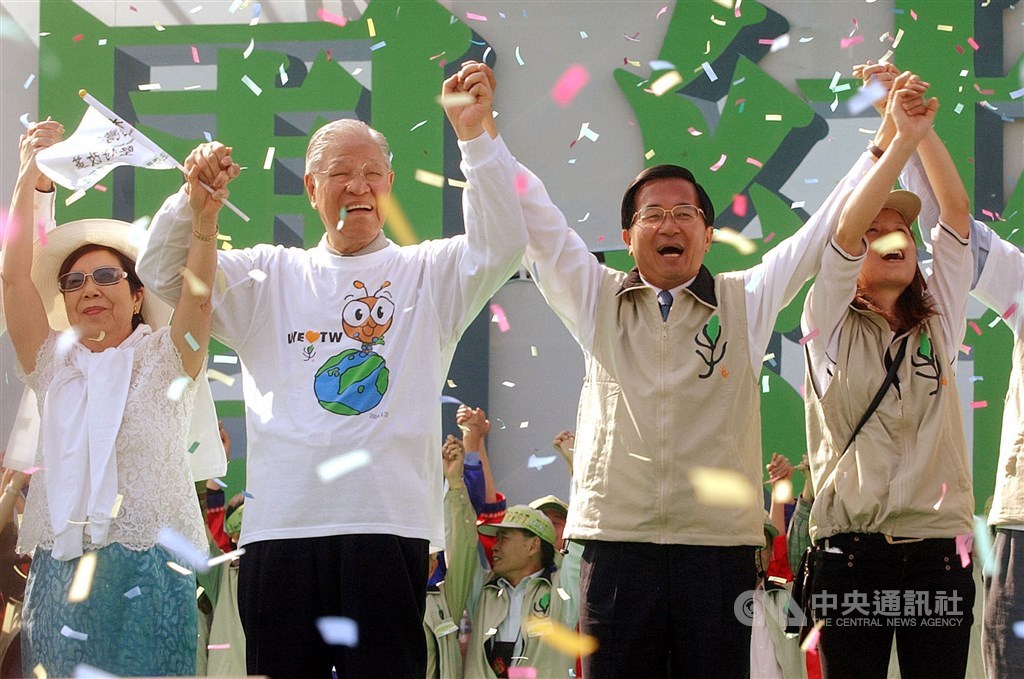 2004年2月28日，台灣正名運動聯盟發起「百萬人民手護台灣」活動，李登輝（左2）與陳水扁（右2）牽起手展現守護台灣的決心。（中央社檔案照片）