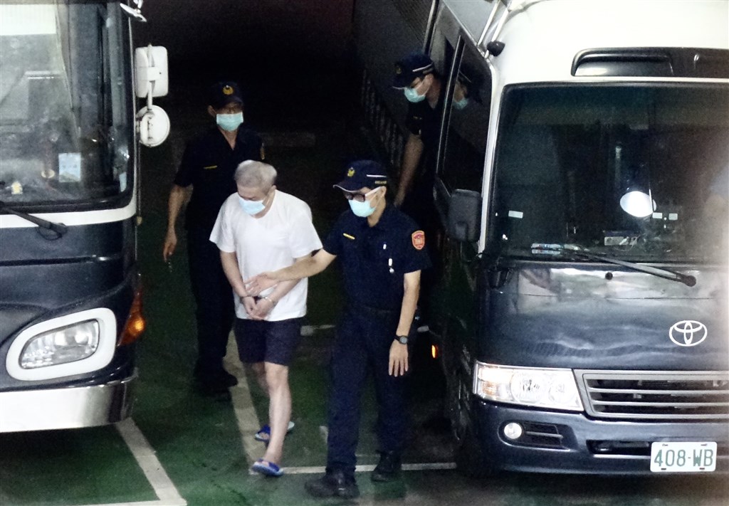 台北地檢署偵辦遠東航空案,30日偵查終結,檢察官認定遠航董事長張綱維涉嫌掏空遠航逾35億元,依違反證交法、民用航空法等罪將他起訴,並請法官從重量刑。檢方下午將張綱維移審台北地方法院。中央社記者林長順攝 109年7月30日