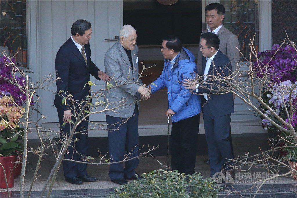 2018年1月15日，陳水扁（藍衣）北上到翠山莊向李登輝（左2）祝壽，兩人破冰，陳水扁再度稱讚李登輝是「台灣民主之父」。（中央社檔案照片）