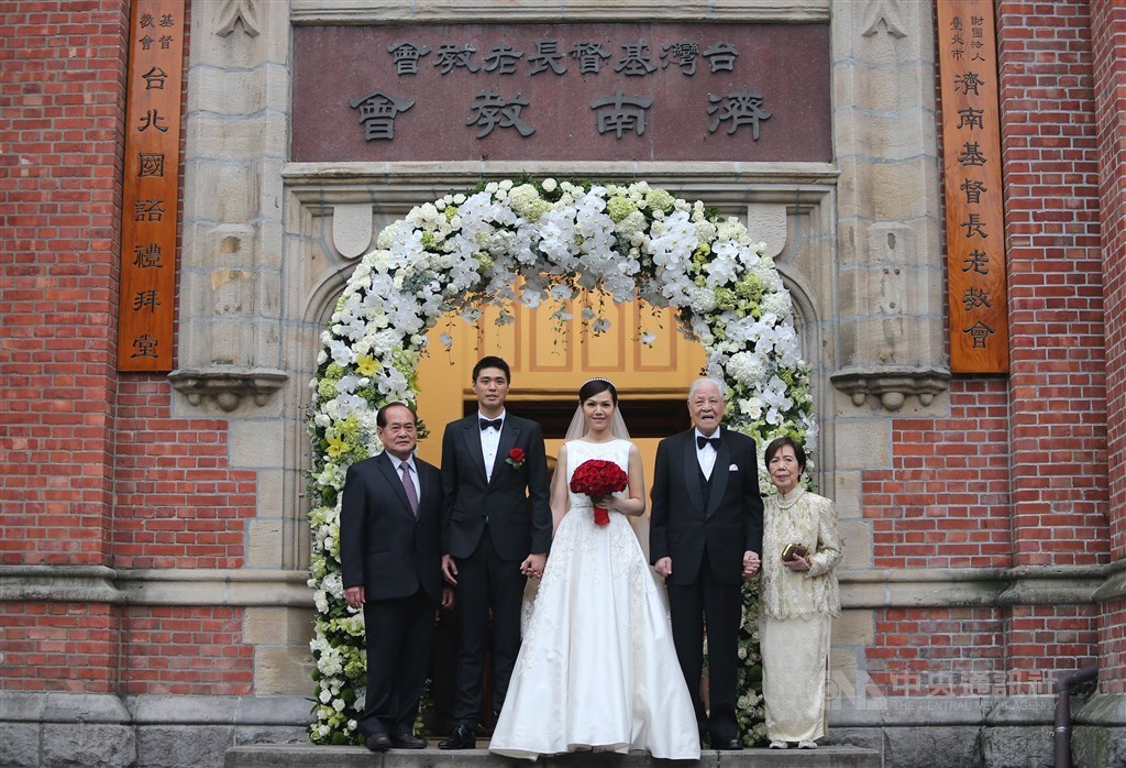 前總統李登輝（右2）的孫女李坤儀（中）與凱渥香港分公司總監趙贊凱（左2）2015年在濟南教會舉行婚禮，婚禮後親友們陸續合影留念。（中央社檔案照片）