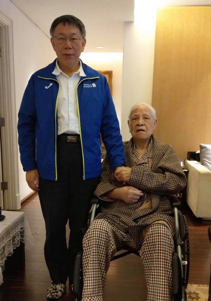 前總統李登輝30日晚間辭世,台北市長柯文哲在臉書貼文表示,「對我來說,不管世人如何評論,他都是時代的英雄」。(圖取自facebook.com/DoctorKoWJ)