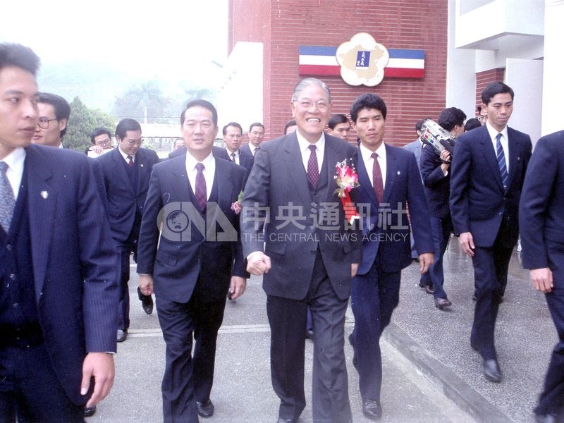 李登輝與宋楚瑜的關係曾被形容「情同父子」。圖為1990年12月23日，李登輝（中）與宋楚瑜（中左）出席執政黨台灣省十四屆全省代表大會。（中央社檔案照片）
