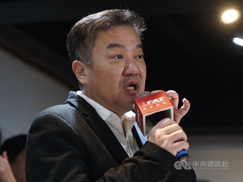 遠東航空公司董事長張綱維涉嫌掏空遠航公司,台北地檢署30日依違反證券交易法等罪起訴,並將羈押中的張綱維移審法院。台北地方法院審理後,晚間裁定羈押。(中央社檔案照片)