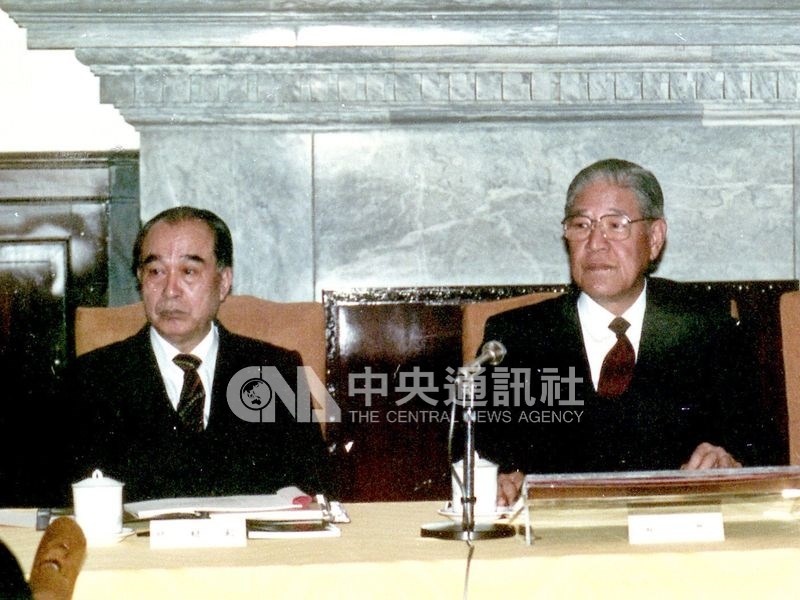 李登輝（右）、李元簇（左）獲第1屆國民大會選舉為中華民國第8屆總統、副總統。圖為1991年李登輝主持國家安全會議。（中央社檔案照片）