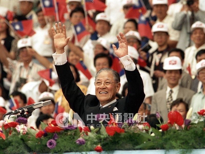 李登輝（前）以54%選票的支持，成為台灣第一位民選總統，聲望達到顛峰。圖為1996年李登輝在就職典禮舉雙手向表演人員及觀眾致意。（中央社檔案照片）