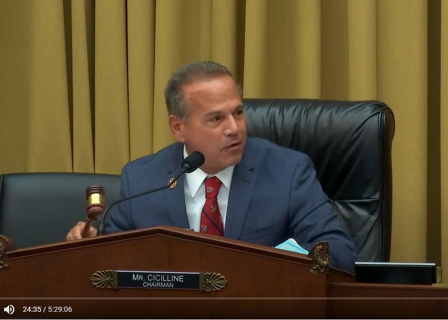 民主黨籍的反托辣斯小組委員會主席西奇里尼開門見山就指責Google盜竊,指責Google竊取美國最大點評網Yelp的評論。(圖取自House Judiciary YouTube網頁youtube.com)