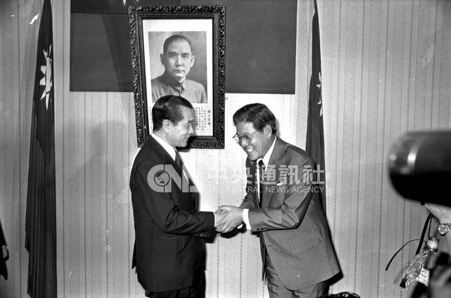 1978年李登輝（右）就任台北市長交接典禮，由行政院長孫運璿主持監交。（中央社檔案照片）