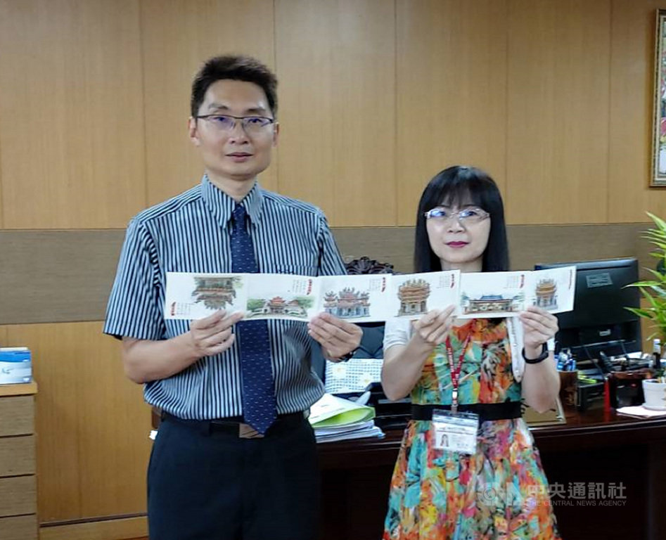 台南市六甲區公所以轄內6間廟宇為主題,推出古廟風情明信片,區長陳啓榮(左)30日發表明信片套組,並指出這只是一個起頭,未來將加強六甲地區寺廟優質化推廣。(六甲區公所提供)中央社記者楊思瑞台南傳真 109年7月30日