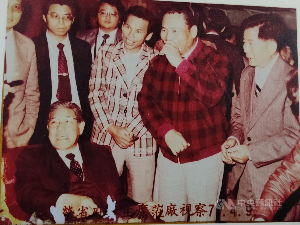 民國71年4月9日當時擔任省主席的李登輝(前左)造訪台東縣鹿野鄉永安村,替永安茶區命名為「福鹿茶」;讓夕陽農村旭日東升,製茶帶動地方繁榮。(新元昌紅茶產業文化館提供)中央社記者盧太城台東傳真 109年7月31日