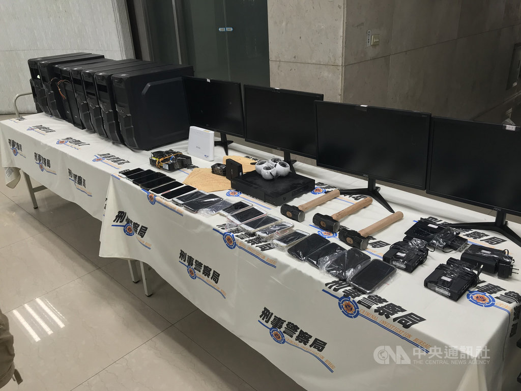 刑事局31日宣布破獲以劉姓男子為首的詐騙集團,指21歲劉男等人以掌握類似賭博網的娛樂城網站系統漏洞為話術詐騙被害人,日前警方夥同當地警局攻堅,逮捕劉男等13人,並搜出大批電腦主機等證物。中央社記者劉建邦攝 109年7月31日