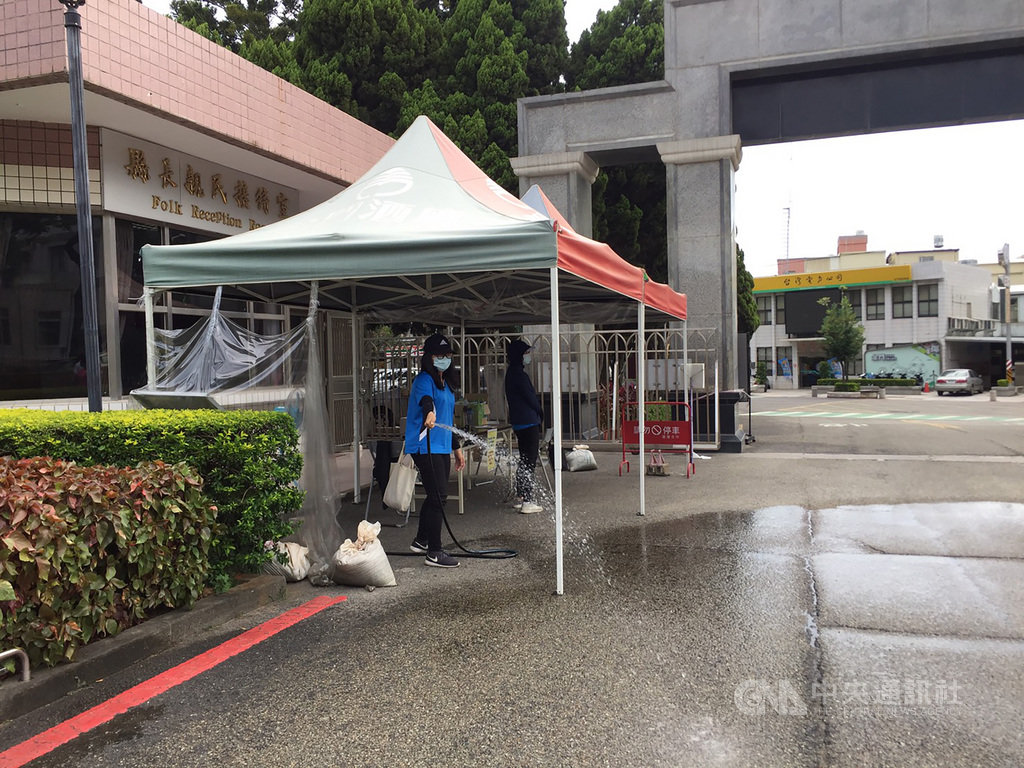 受東南風過台灣山脈後的沉降增溫影響,中央氣象局金門氣象站31日中午一度測得攝氏39.1度高溫,民眾朝地面灑水降溫。中央社 109年7月31日