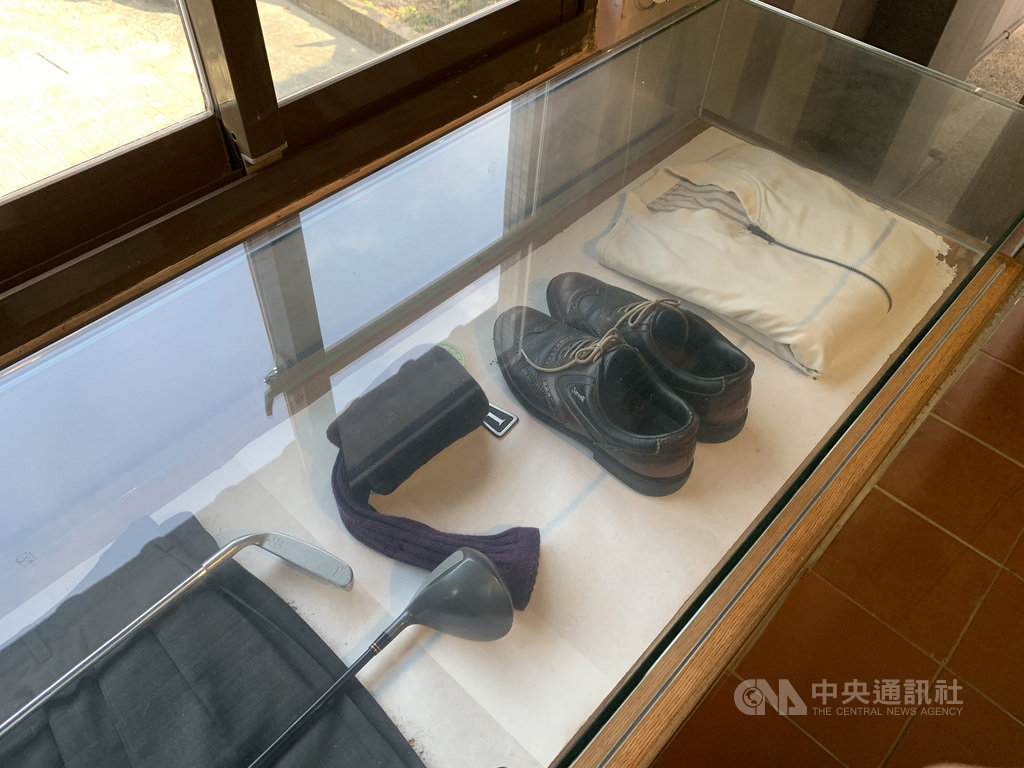 新北市三芝遊客中心名人文物館展示三芝出身的名人生平貢獻,當中也包含了30日辭世的前總統李登輝文物資料,帶領民眾了解這位台灣首個民選總統的故事。中央社記者葉臻攝 109年7月31日