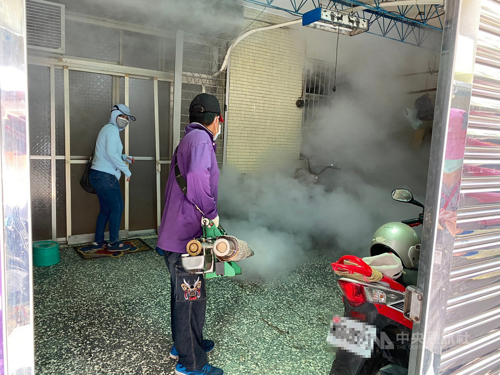 桃園市衛生局表示,桃園爆發今年首例本土登革熱疫情後,衛生局就針對確診個案住家附近、工作地、風險地及衛生所設置社區採檢站,針對疑似症狀者進行篩驗送驗,目前確診13例個案中有11例為防疫人員關懷追蹤主動發現,也呼籲民眾加強防範病媒蚊孳生。(桃園市衛生局提供)中央社記者吳睿騏桃園傳真 109年7月31日