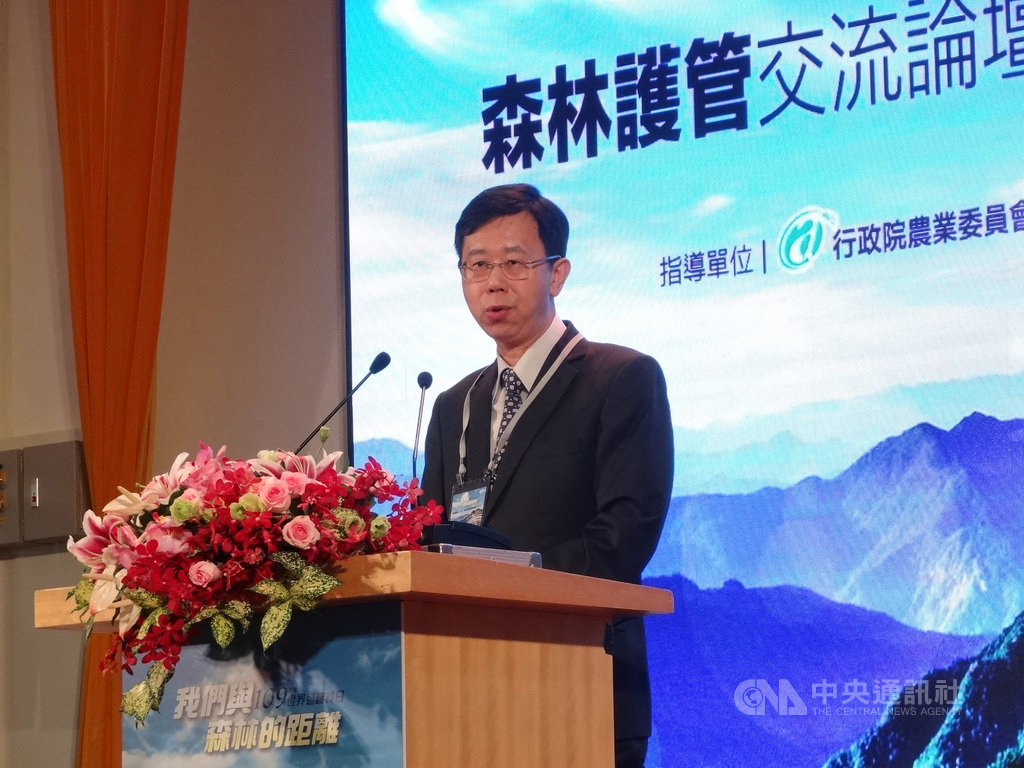 法務部調查局持續推動台灣檜木DNA鑑定技術,局長呂文忠31日出席森林護管交流論壇時致詞表示,檜木DNA鑑定技術日臻成熟,即便珍貴檜木被大卸八塊、賣到藝品店做成藝品,也能夠透過DNA鑑定揪出盜採源頭。中央社記者楊淑閔攝 109年7月31日