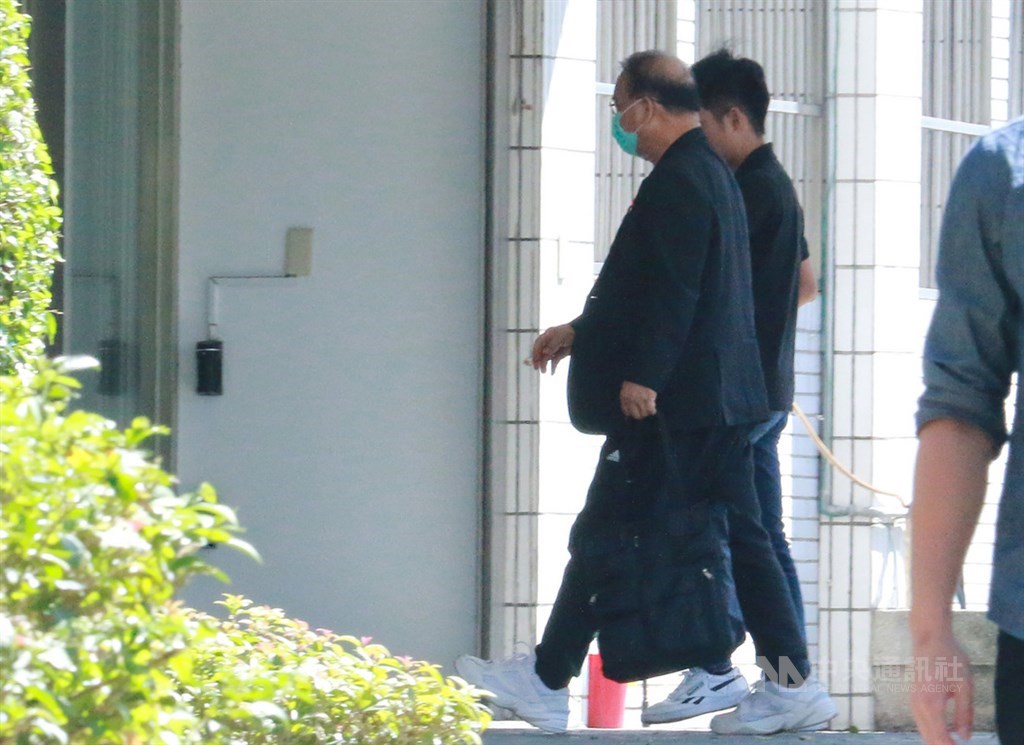 朝野多名立委被控收賄介入SOGO經營權之爭,台北地檢署31日兵分多路搜索,並約談國民黨籍立委廖國棟(前)等人說明。中央社記者蕭博文攝 109年7月31日