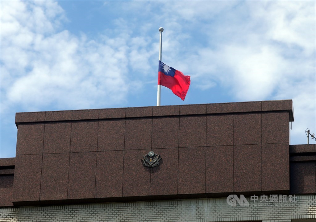前總統李登輝30日辭世,享耆壽98歲。總統府決定31日中午12時起各機關降半旗3日。圖為警察局降半旗。中央社記者鄭傑文攝 109年7月31日