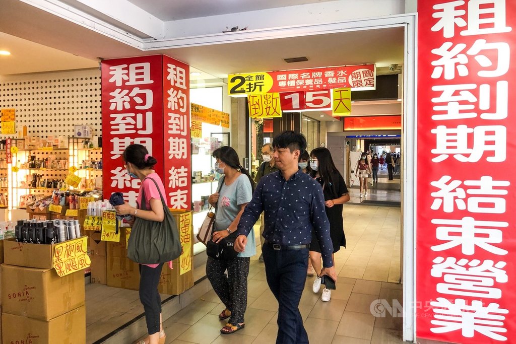 武漢肺炎疫情衝擊超乎預期,主計總處31日發布今年第2季經濟成長率概估統計為-0.73%;上一次負成長為2016年第1季。中央社記者吳家昇攝 109年7月31日