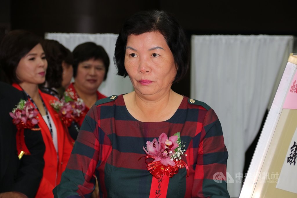 無黨籍南投縣議員吳瑞芳(前)涉嫌詐領助理費,檢調獲報展開調查搜索,傳喚多人到案;經檢察官訊問後,31日以涉犯貪污治罪條例向法院聲押吳瑞芳獲准。圖為107年12月25日吳瑞芳出席議會正副議長選舉投票。中央社記者蕭博陽南投縣攝 109年7月31日