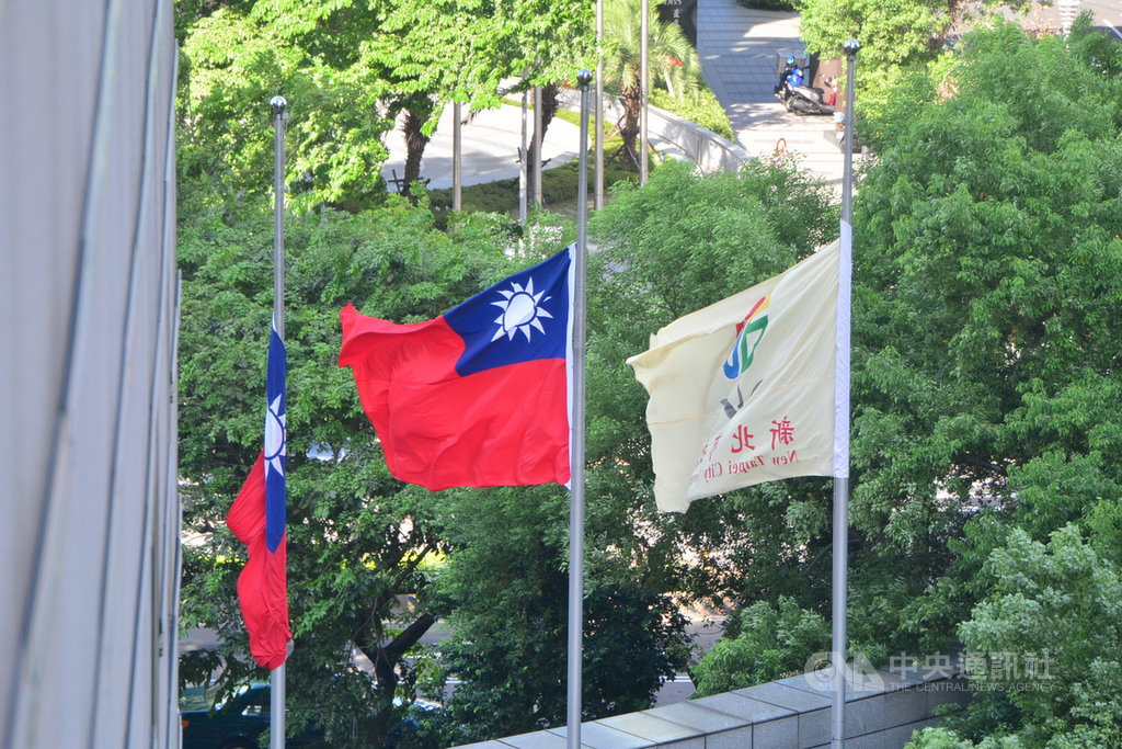 前總統李登輝30日晚間辭世,總統蔡英文宣布全國各機關、學校31日中午12時起下半旗3天,新北市政府配合辦理,共同悼念這位出身新北三芝的總統。中央社記者黃旭昇新北市攝 109年7月31日