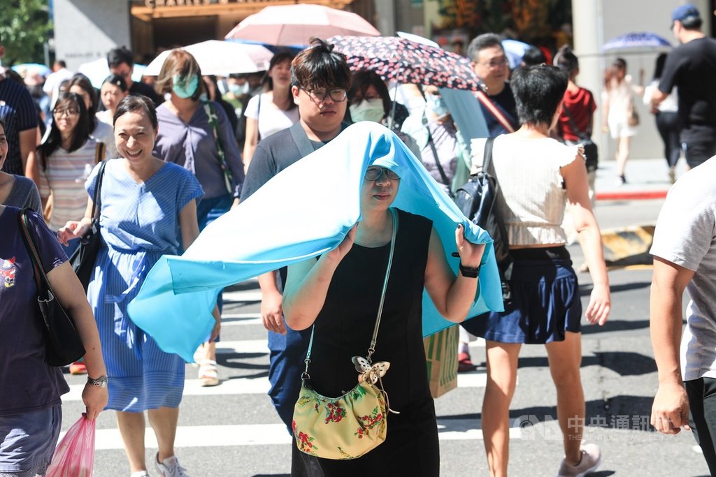 中央氣象局統計,7月截至30日的平均氣溫達攝氏30.04度,恐創下西元1947年來各月均溫新高紀錄。中央社記者吳家昇攝 109年7月31日