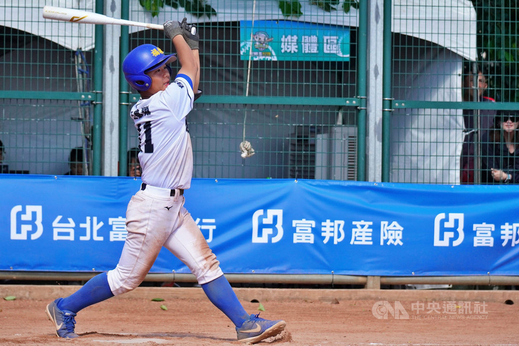 2020年第6屆富邦盃台灣12強少棒大賽,台北市福林國小31日迎戰桃園市大勇國小,福林王麒翔順利開轟,助隊以10比0扣倒大勇,挺進4強。(中華民國棒球協會提供)中央社記者謝靜雯傳真 109年7月31日