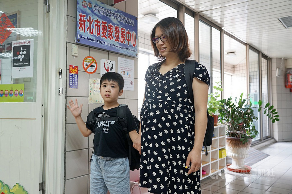 唐氏症基金會愛家發展中心31日舉辦畢業典禮,畢業生華子漢(左)在母親張煒晨(右)陪同下出席。張煒晨為照顧兩個發展遲緩的孩子,特別學習特教相關課程,展現堅強毅力,母子同步學習新人生。(唐氏症基金會提供)中央社記者黃旭昇新北傳真 109年7月31日