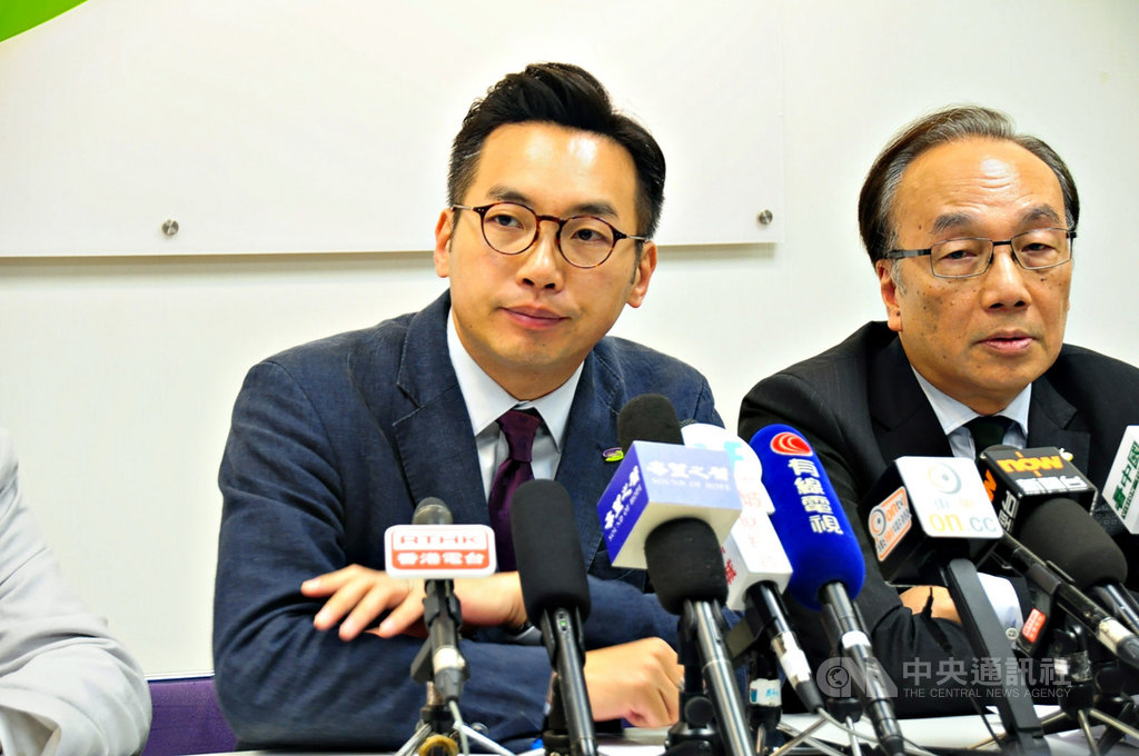 香港公民黨立法會議員楊岳橋(左)說,港府在外傳可能延後選舉下,仍大規模取消泛民主派參選人資格(DQ),不知是否想藉此讓某些議員無法於立法會出現「空窗期」時,出席緊急會議。圖為楊岳橋2019年11月時出席記者會。中央社記者沈朋達香港攝 109年7月31日