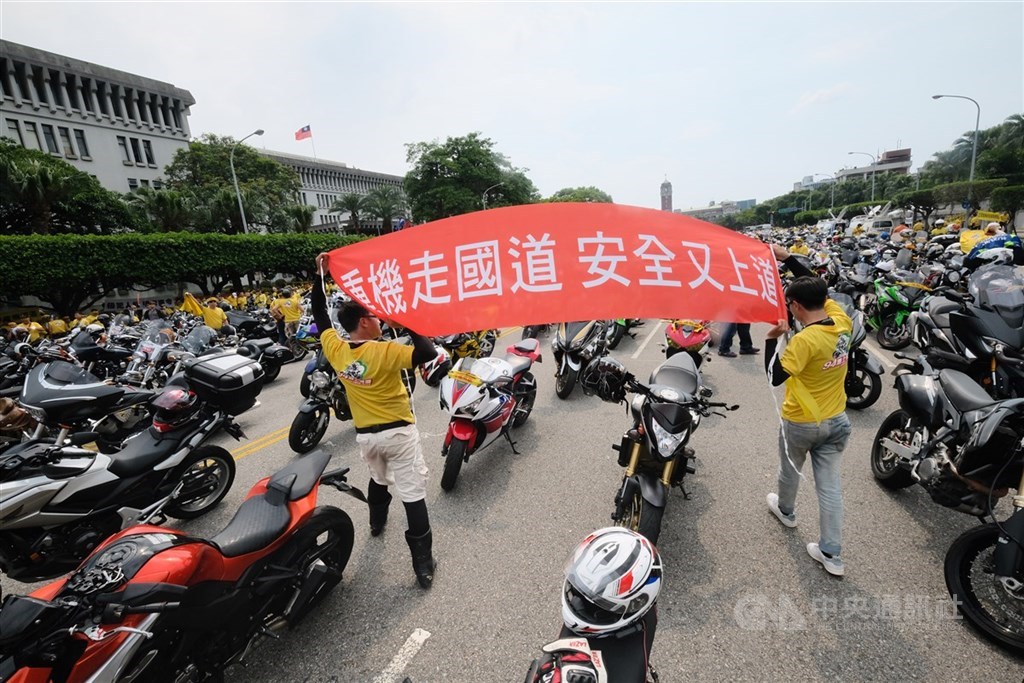 大型重機用路人持續爭取行駛國道權益,交通部3年前首度在國3甲及台64線做行為檢核,結果並不理想。交通部決定再次檢核,並新增台74線為觀察路段。圖為2017年重機騎士爭取國道路權活動。(中央社檔案照片)